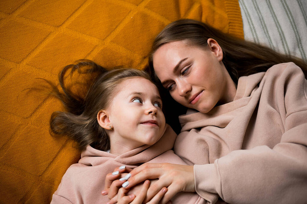portrait tendre photo de maman et fille couchés sur le lit - Photo, image