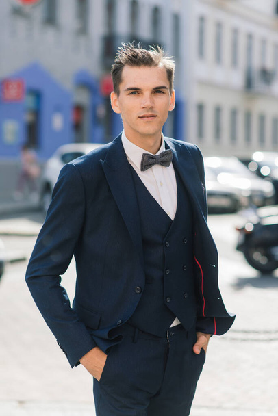 Portret atrakcyjnego młodego biznesmena w środowisku miejskim ubranego w krawat. - Zdjęcie, obraz