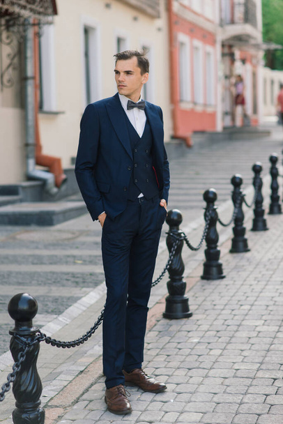 Портрет привлекательного молодого бизнесмена в городском костюме в галстуке. - Фото, изображение