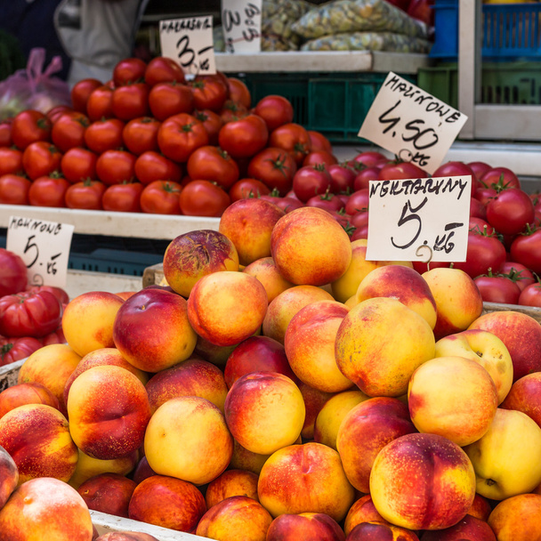 Tuoreet luonnonmukaiset persikat paikallisilla markkinoilla Puolassa
. - Valokuva, kuva