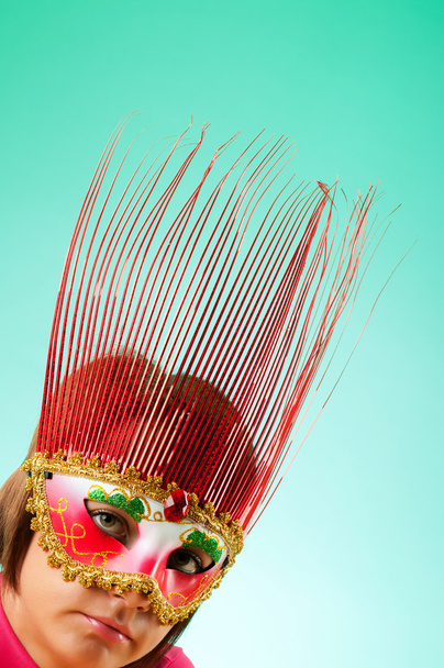 atraktivní žena pózuje v elegantní maskou - Fotografie, Obrázek