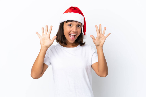 Joven mujer mestiza celebrando la Navidad aislada sobre fondo blanco contando diez con los dedos - Foto, Imagen