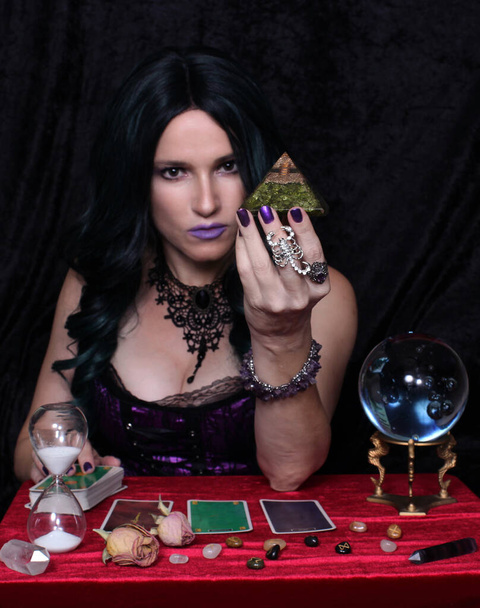 Psíquico femenino con bola de cristal y cartas del tarot, Shallow DOF - Foto, Imagen