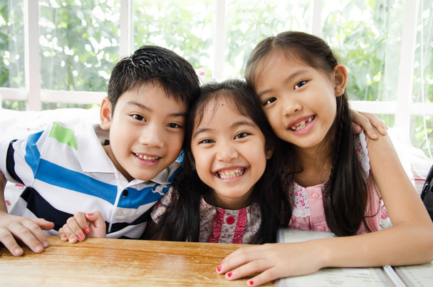 Портрет щасливого азіатського хлопчика і дівчинки розважаються
 - Фото, зображення