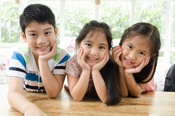 портрет счастливого азиатского мальчика и девочки, веселящихся
 - Фото, изображение