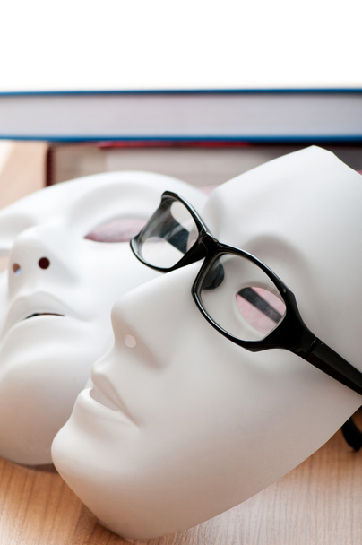 マスク、書籍や眼鏡を読書コンセプト - 写真・画像