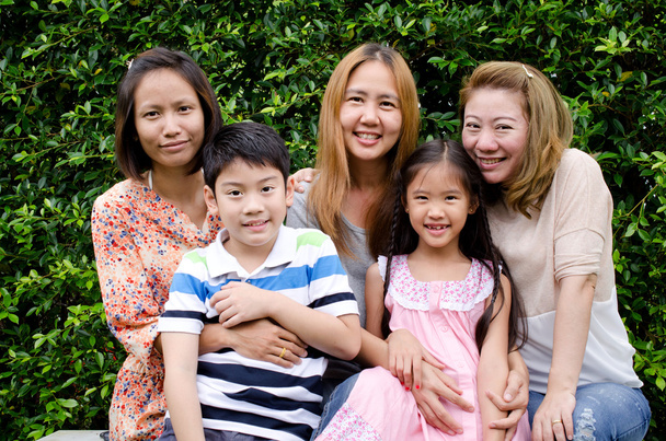 Gruppo di famiglie asiatiche
 . - Foto, immagini