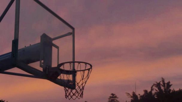 basketball hoop on the court - Fotografie, Obrázek