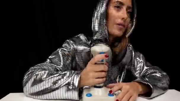 Vrouw met zilveren hoodie met arcade joystick - Video