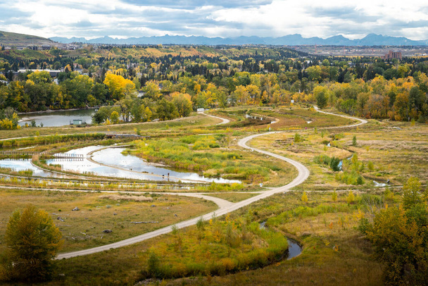 Dale Hodges Parkı ve fırtına koruma göletleri Calgary Alberta Kanada 'da sonbahar renklerinde. - Fotoğraf, Görsel