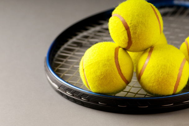 Concept de tennis avec balles et raquette
 - Photo, image