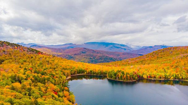Ilmakuva järvelle White Mountain Region, New Hampshire - Valokuva, kuva