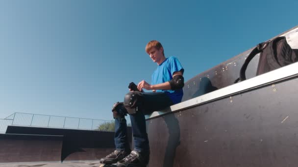 Hombre en protección en un parque de skate - Imágenes, Vídeo