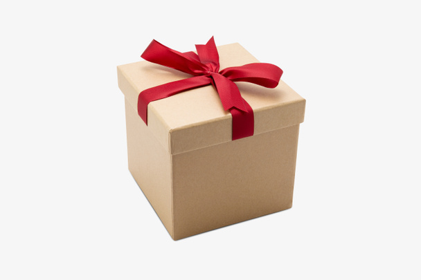 Geschenkbox Kraft auf isoliertem weißem Hintergrund mit romantischem Hintergrund, Geschenke für Weihnachten oder Valentinstag, Paket mit Glückwünschen, Geschenkpapier, Frühling zur Dekoration, Kopierraum, Urlaubskonzept. - Foto, Bild