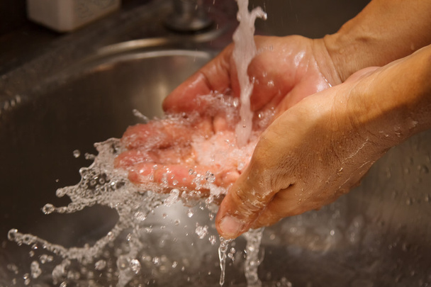 健康の職業労働者の純粋な流れの下で彼の手を洗う  - 写真・画像