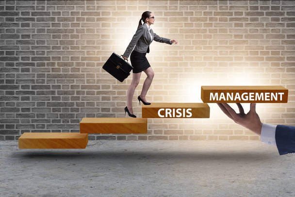 Koncepcja zarządzania kryzysowego ze wspinaczką bizneswoman - Zdjęcie, obraz