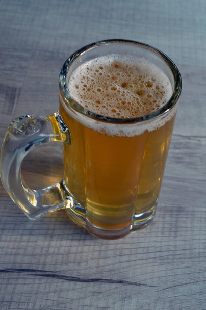 szklankę piwa na stole - Zdjęcie, obraz