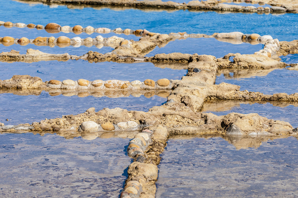 Соль кастрюли вблизи Qbajjar в Гозо, Мальта
. - Фото, изображение