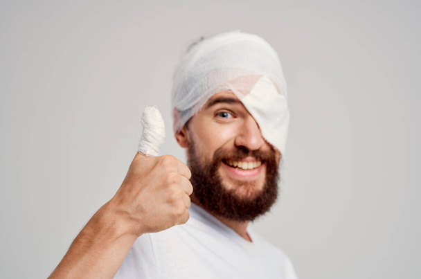 Kranker Mann Kopfverletzung im weißen T-Shirt Kopfschmerzen Krankenhaus Medizin - Foto, Bild
