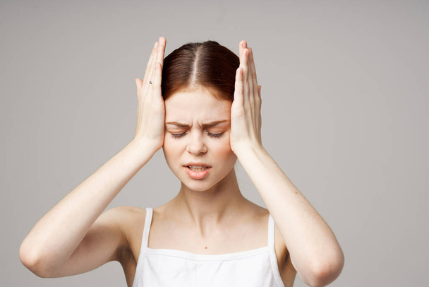 mujer en camiseta blanca dolor de cabeza problemas de salud estrés aislado fondo - Foto, Imagen
