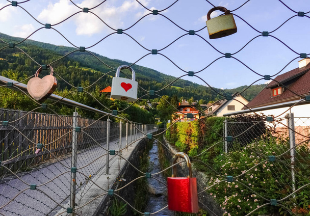 sacco di lucchetti colorati diversi su una recinzione in un villaggio di montagna in vacanza - Foto, immagini