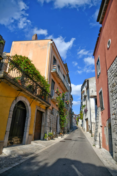 Узкая улица Сан-Лоренцелло, средневековый город провинции Беневенто, Италия. - Фото, изображение