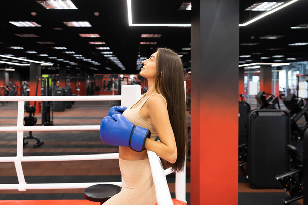 Mooie fitness vrouw in de boksring - Foto, afbeelding