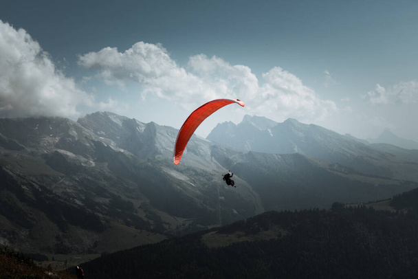 paragliding flight in the mountains. Le Grand-Bornand, Haute-Savoie, France - Foto, afbeelding