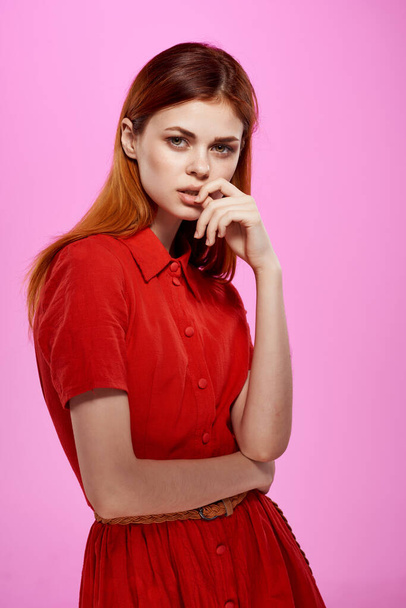 krásná žena v červených šatech představovat atraktivní vzhled izolované pozadí - Fotografie, Obrázek