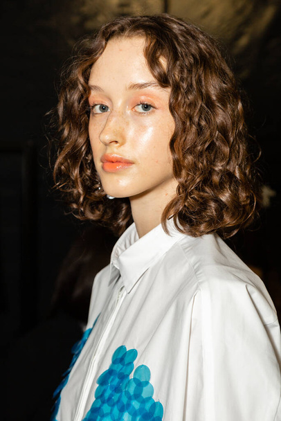 MILAN, ITALY - SEPTEMBER 25: Gorgeous model poses in the backstage just before Aquilano Rimondi show during Milan Women's Fashion Week on SEPTEMBER 25, 2021 in Milan - Foto, immagini
