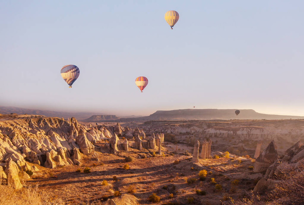 Színes hőlégballonok a Goreme Nemzeti Parkban, Kappadociában, Törökországban. Híres turisztikai attrakció. - Fotó, kép