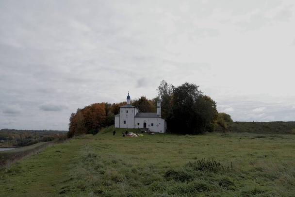 Изборск, Печорский район, Псковская область, осень (конец сентября 2021 года)) - Фото, изображение