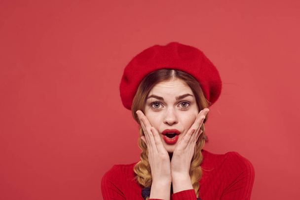 mooie vrouw in een rode trui cosmetica emotie studio poseren - Foto, afbeelding