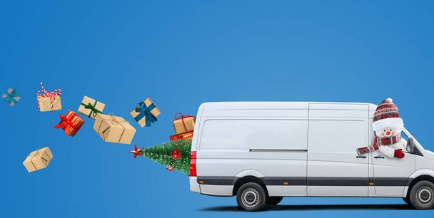 Φορτηγό παράδοσης οδηγείται από χιονάνθρωπο μεταφέρει χριστουγεννιάτικα δώρα - Φωτογραφία, εικόνα