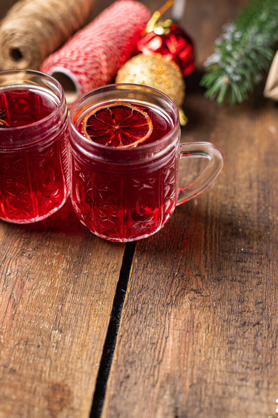 Boże Narodzenie grzane wino napój nowy rok tło świeże ciepłe słodkie napoje posiłek na stole kopia przestrzeń jedzenie rustykalne  - Zdjęcie, obraz