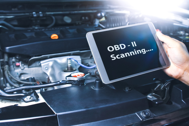 OBD2 tarayıcı teknolojisiyle otomobil tamirhanesinde kod arızası teknisyenleri. - Fotoğraf, Görsel