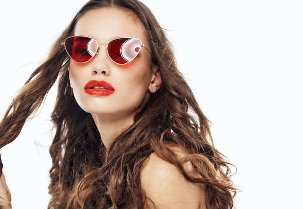 jolie femme épaules nues lèvres rouges lunettes de mode - Photo, image