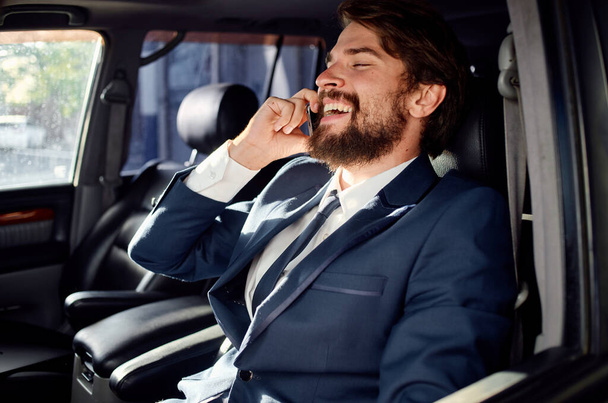 homme barbu en costume dans une voiture un voyage au service de travail - Photo, image