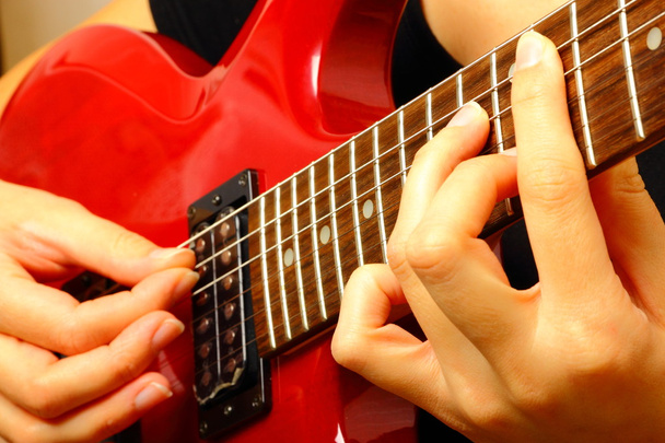 gitaar spelen - Foto, afbeelding