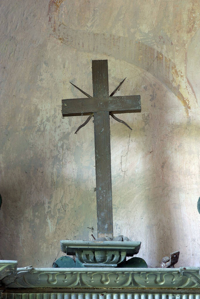Cruz sobre el altar de los Reyes Magos en la iglesia de Nuestra Señora de las Nieves en Volavje, Croacia - Foto, Imagen