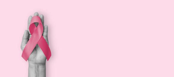 Ekim ayında meme kanseri farkındalığı için pembe kurdele, göğüs tümörü hastalığıyla mücadele eden kadın sağlığına yönelik pembe bir yardım kurdelesi takın (beyaz arka planda kırpma yolu ile izole edilmiş yay) - Fotoğraf, Görsel