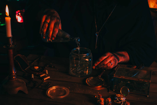 brujo mago alquimista hace experimentos con una poción en un laboratorio - Foto, imagen