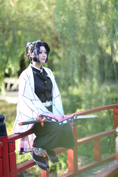 Ιαπωνία anime cosplay πορτρέτο του κοριτσιού με κωμικό κοστούμι με ιαπωνικό θέμα κήπο - Φωτογραφία, εικόνα
