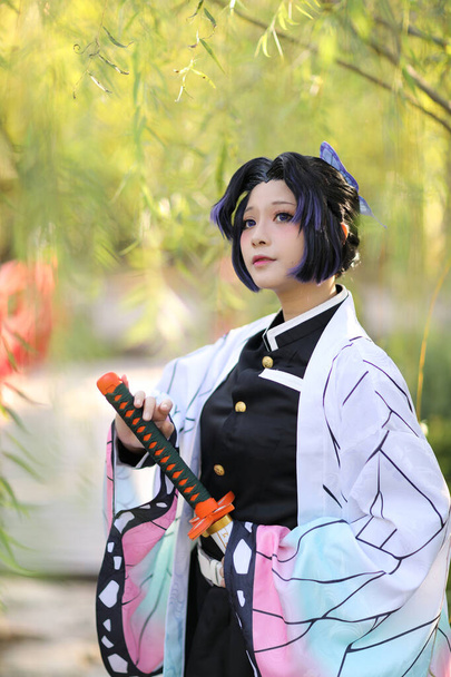 Japan anime cosplay Porträt eines Mädchens mit Comic-Kostüm mit japanischem Themengarten - Foto, Bild