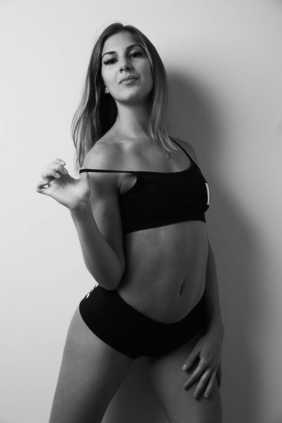 female fit model posing in studio - Foto, Imagem