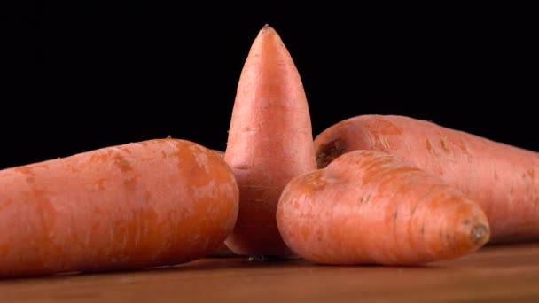 Las zanahorias se cierran sobre fondo negro - Imágenes, Vídeo