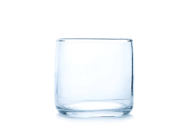 порожнє рок-скло або старе модне скло ізольоване на білому тлі, концепція скляного посуду
 - Фото, зображення