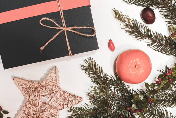 Χριστουγεννιάτικο mockup για καρτ ποστάλ με ξηρά φρούτα, χαρτί χειροτεχνίας, κουτί δώρου, χειροποίητα χριστουγεννιάτικα παιχνίδια - Φωτογραφία, εικόνα