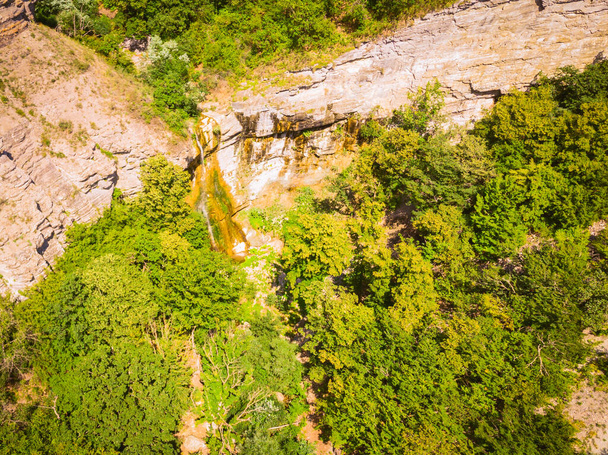 Kabeni Wasserfall in Georgien, Kaukasus aus der Vogelperspektive - Foto, Bild