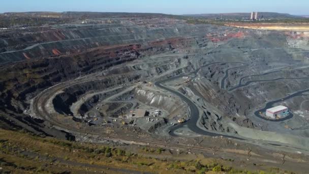 cava minerale di ferro estrazione cava camion produzione metallurgica enorme pit vista dall'alto drone volo - Filmati, video